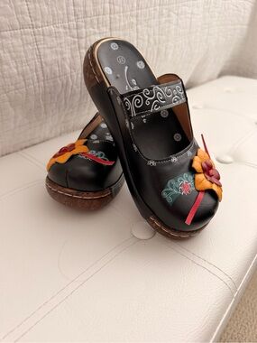 NWOT Stylish clog style, lightweight women’s shoes.